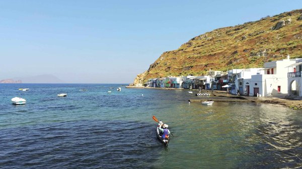 Où trouver les plus belles grottes marines à explorer en kayak en Grèce : sites et périodes recommandées ?